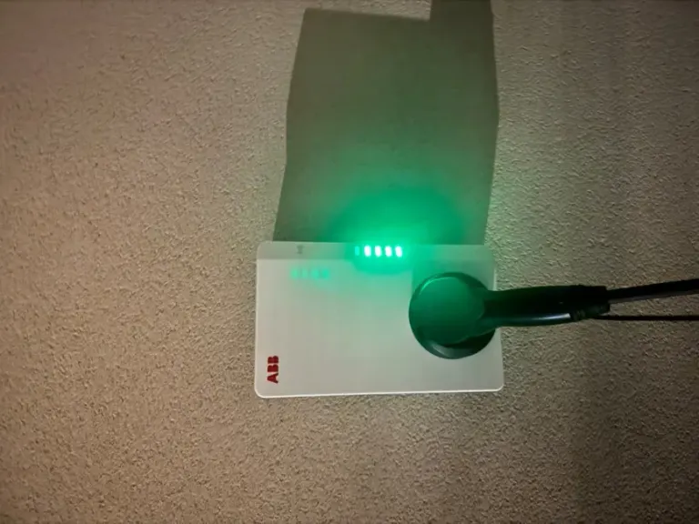 Borne de recharge en fonctionnement, voyant vert allumé