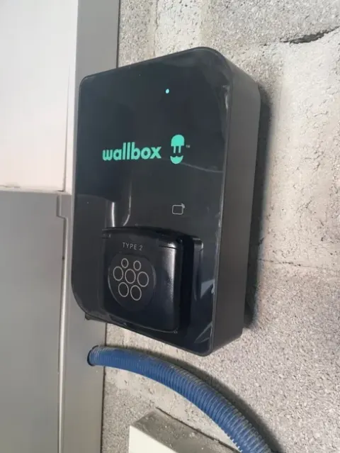 Gros plan sur une borne de recharge et son connecteur Type 2