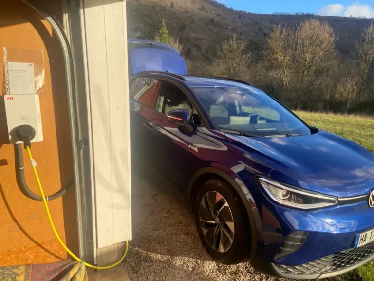 Voiture électrique en charge dans un garage sur une borne murale